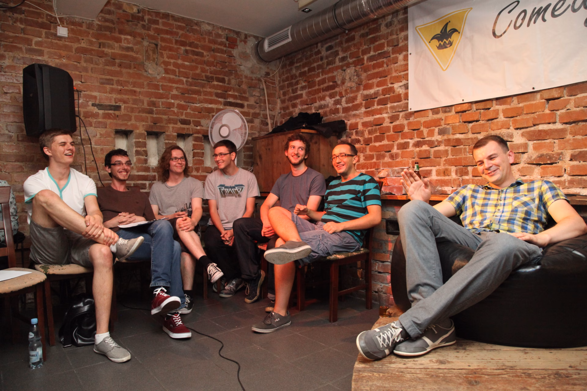 Grupa ludzi w kawiarni, rozmawiają.