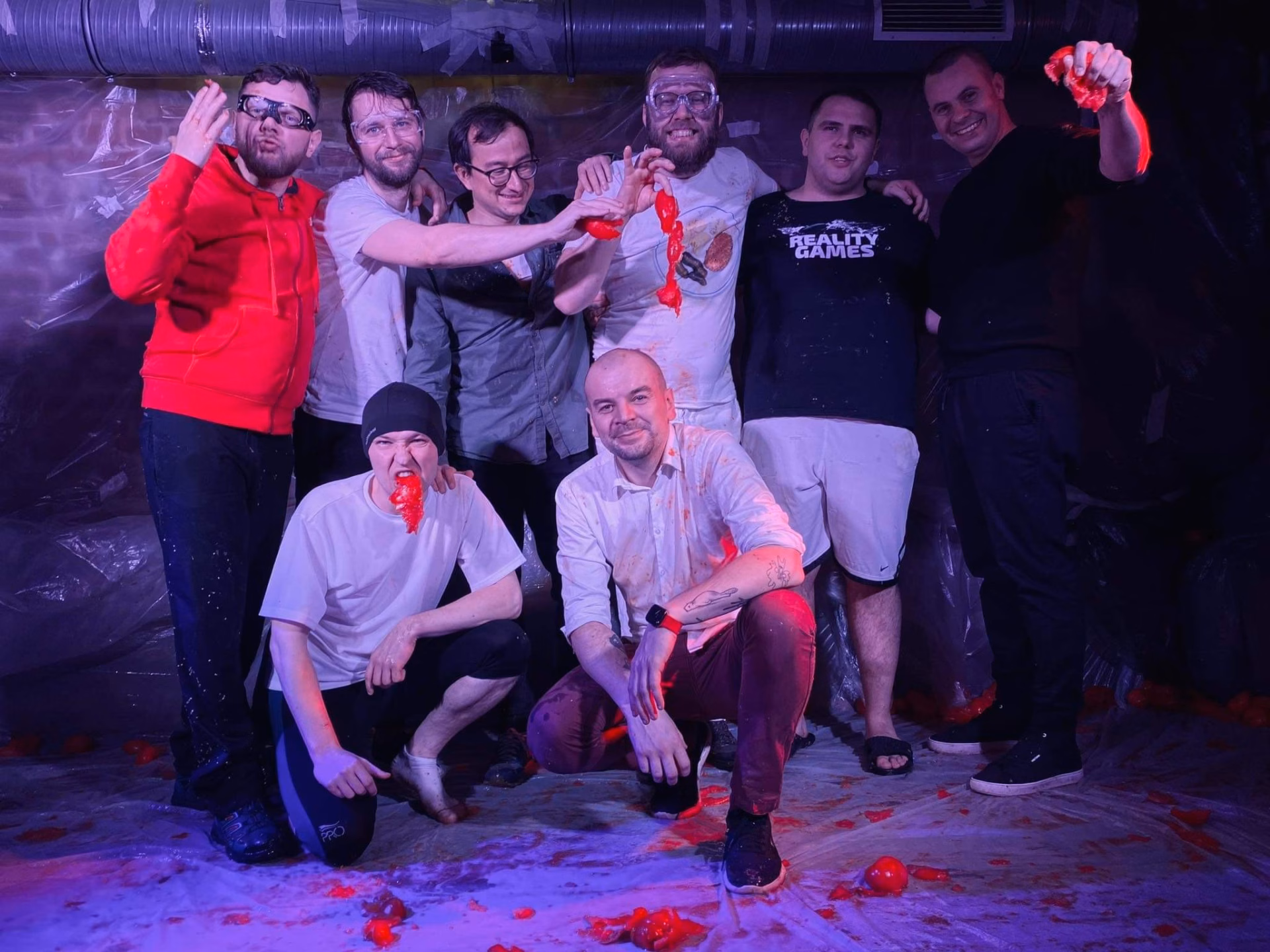 Grupa mężczyzn w kolorowej scenerii
