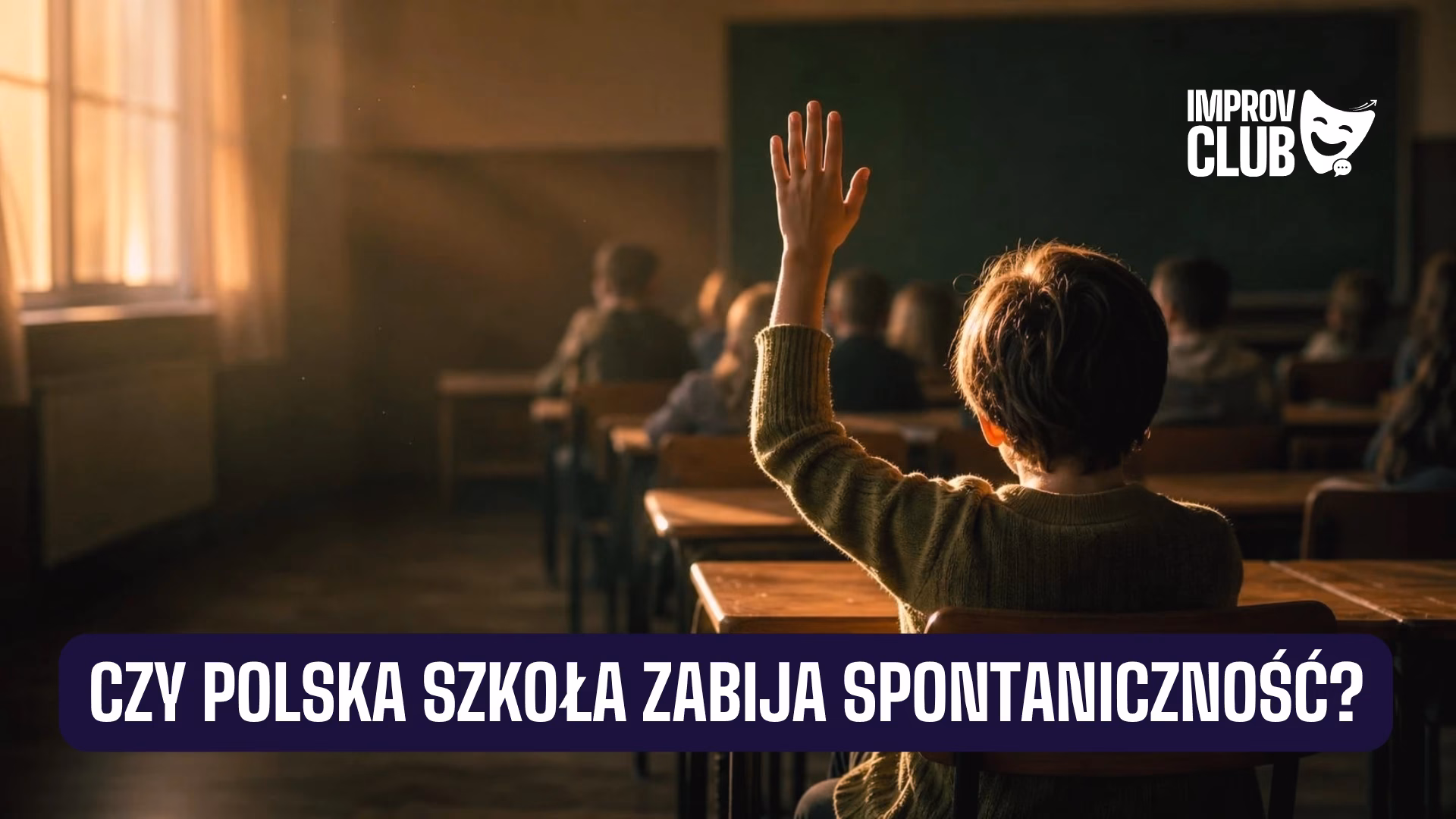 Czy szkoła zabija spontaniczność? 4 Dziecko od tyłu w szkolnej ławce z do połowy uniesioną ręką, w ciepłym świetle z okna klasy