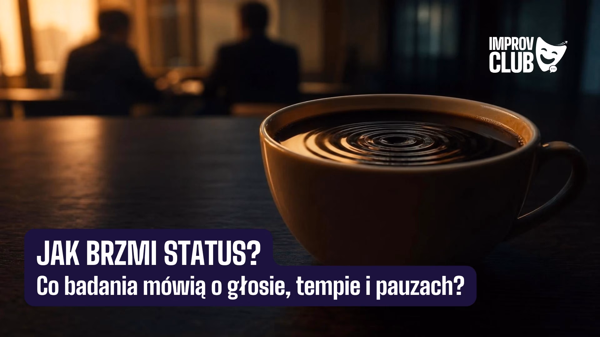 Jak brzmi status? Co badania mówią o głosie, tempie i pauzach 4 Filiżanka czarnej kawy z kręgami na powierzchni, w tle rozmyte sylwetki dwóch osób przy stole. Napis: Jak brzmi status? Co badania mówią o głosie, tempie i pauzach?